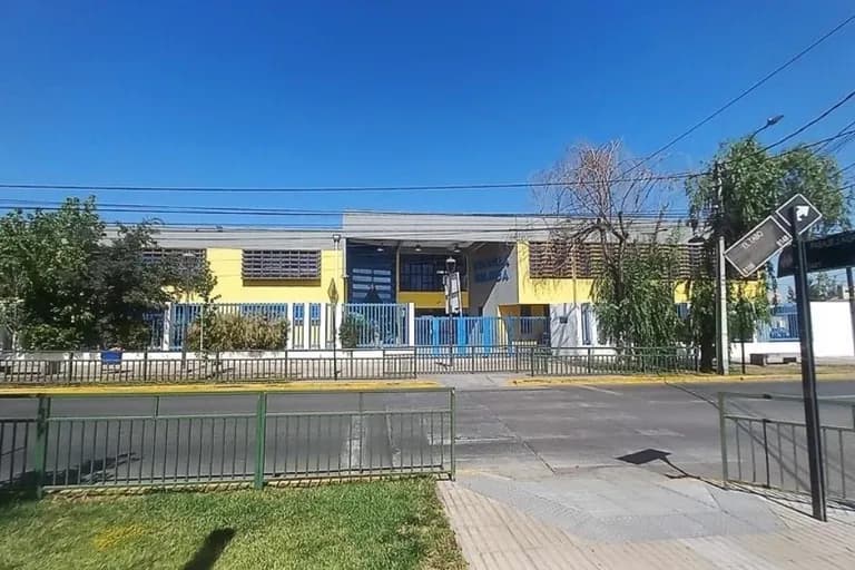 Fachada del Colegio Islas de Chile, en la comuna de La Granja, donde una estudiante de 2° básico resultó herida tras una presunta agresión con un arma cortopunzante al interior del establecimiento.