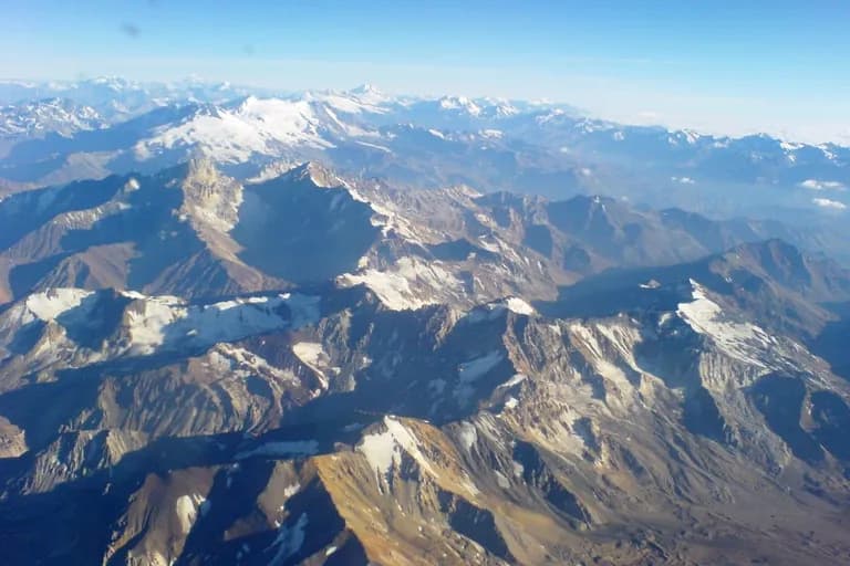 Cordillera de los Andes cubierta de nieve, vista aérea