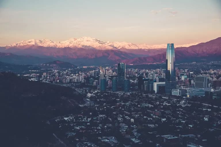 Skyline de Santiago con la cordillera de los Andes al atardecer
