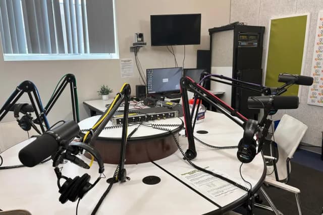 Micrófonos en un estudio de podcast