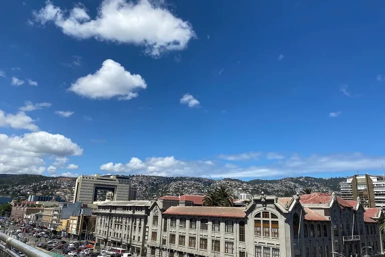 Vista de los cerros y el puerto de Valparaíso
